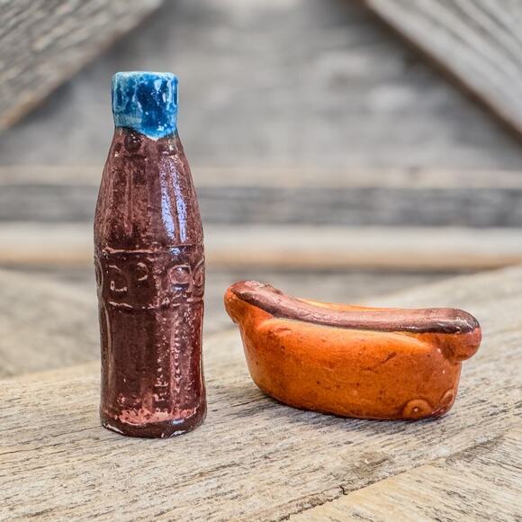 Vintage Miniature Coke Bottle & Hot Dog Ceramic Salt and Pepper Shakers Set Set - Picture 5 of 6